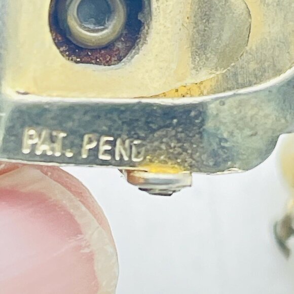 Vintage Beaded Sweater Chain and Clips Gold Tone White Beads Flowers Pat Pend - Picture 4 of 5